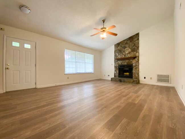 Foto del edificio - Quiet Neighborhood  3 bedroom, 2 bath, 1 c...