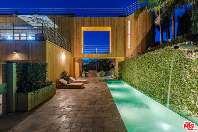 Building Photo - 3900 Villa Costera