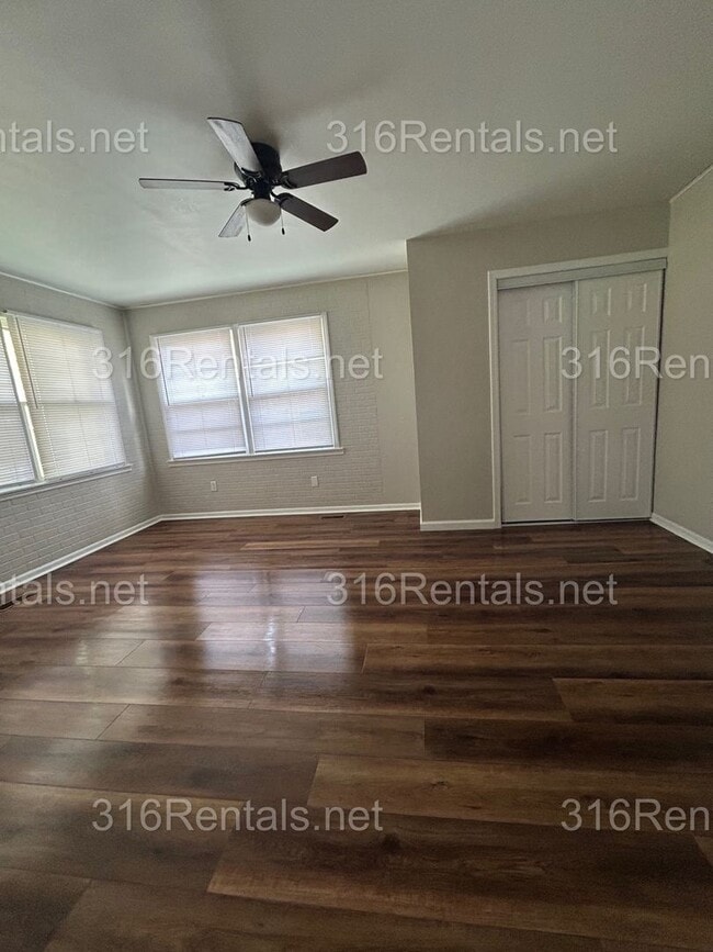 Building Photo - $1345 - 4 bed 1 bath - Single Family Home