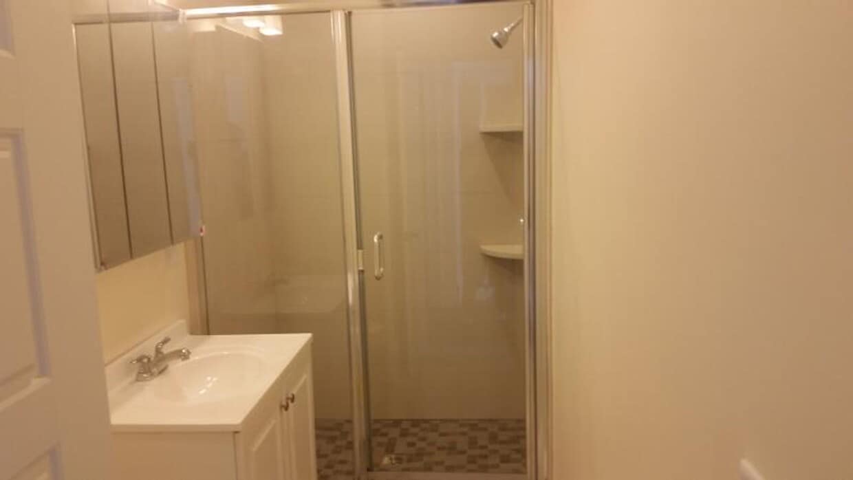 Building Photo - Charming 4 Bedroom-No Broker Fee