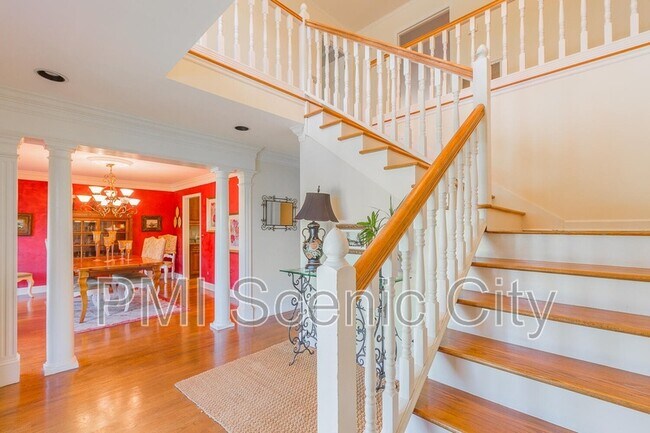 Foto del edificio - 605 Hidden Forest Dr