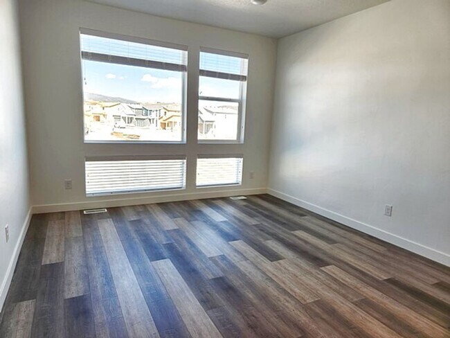 Building Photo - Like New Townhome in Silver Creek Village ...