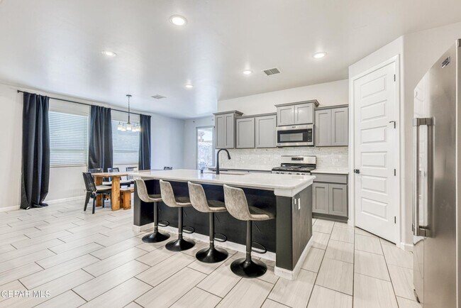 Foto del edificio - Beautiful East side House 4 bed-2 baths 79928