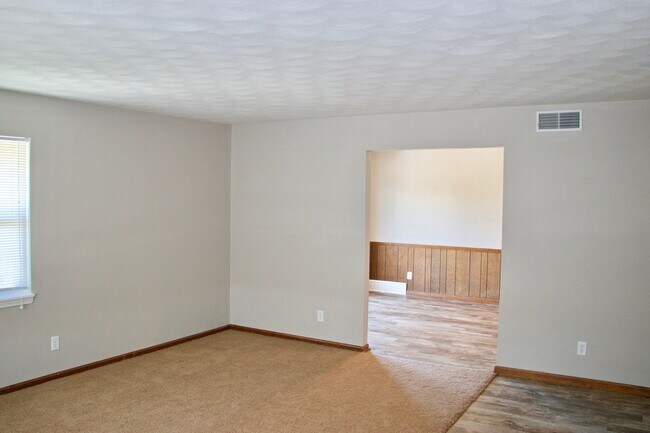 De la sala al comedor - 3408 N Ten Mile Dr