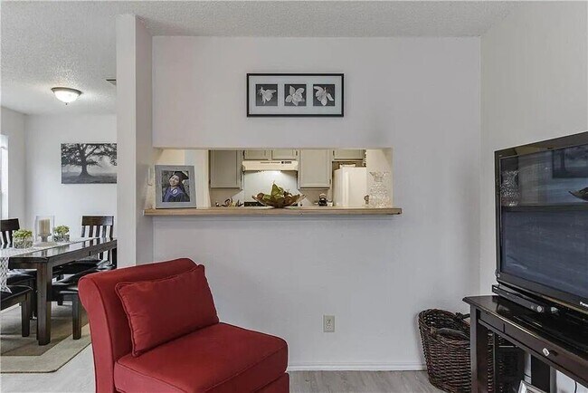 Building Photo - 6900 Hyland Cir