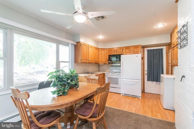 Building Photo - Single home with large back yard 4 bed 2 b...