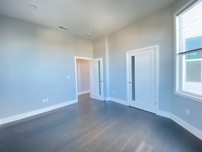 Building Photo - 1457 S Van Ness Ave
