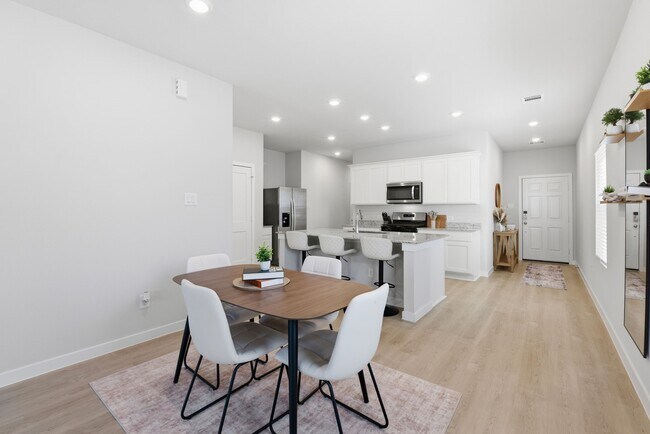 Foto del edificio - 16215 Globetrotter Ct