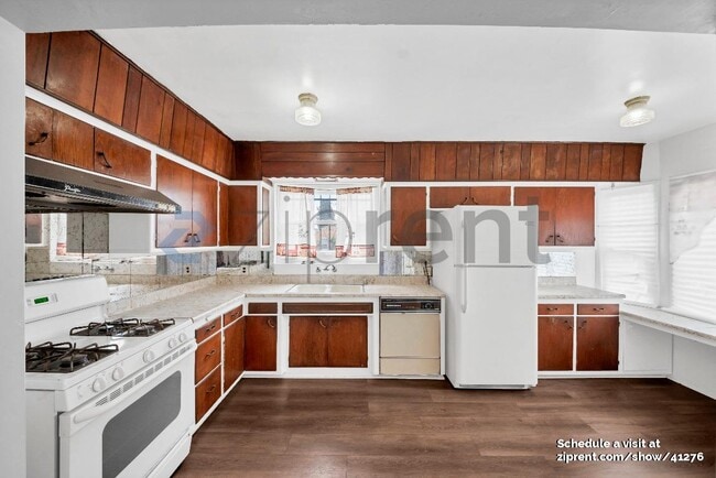 Building Photo - 1054 E 150th St