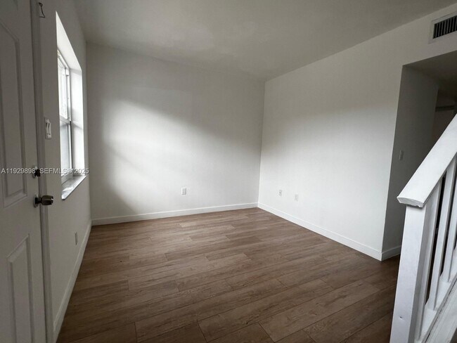 Foto del edificio - 324 W 74th Pl