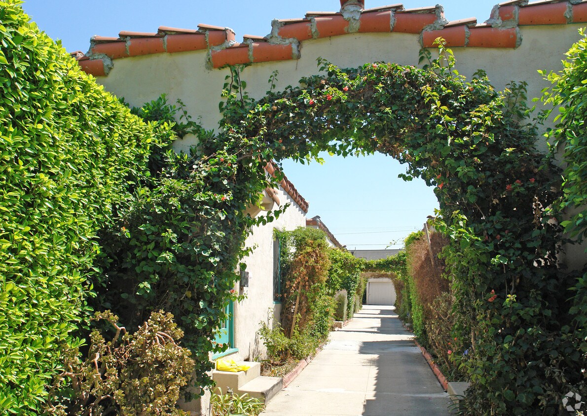 728 N Sweetzer Ave, West Hollywood, CA 90069 Apartments in West