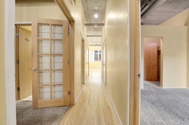 Building Photo - $2,350 - Urban 2 bed 2 bath Condo in Golde...