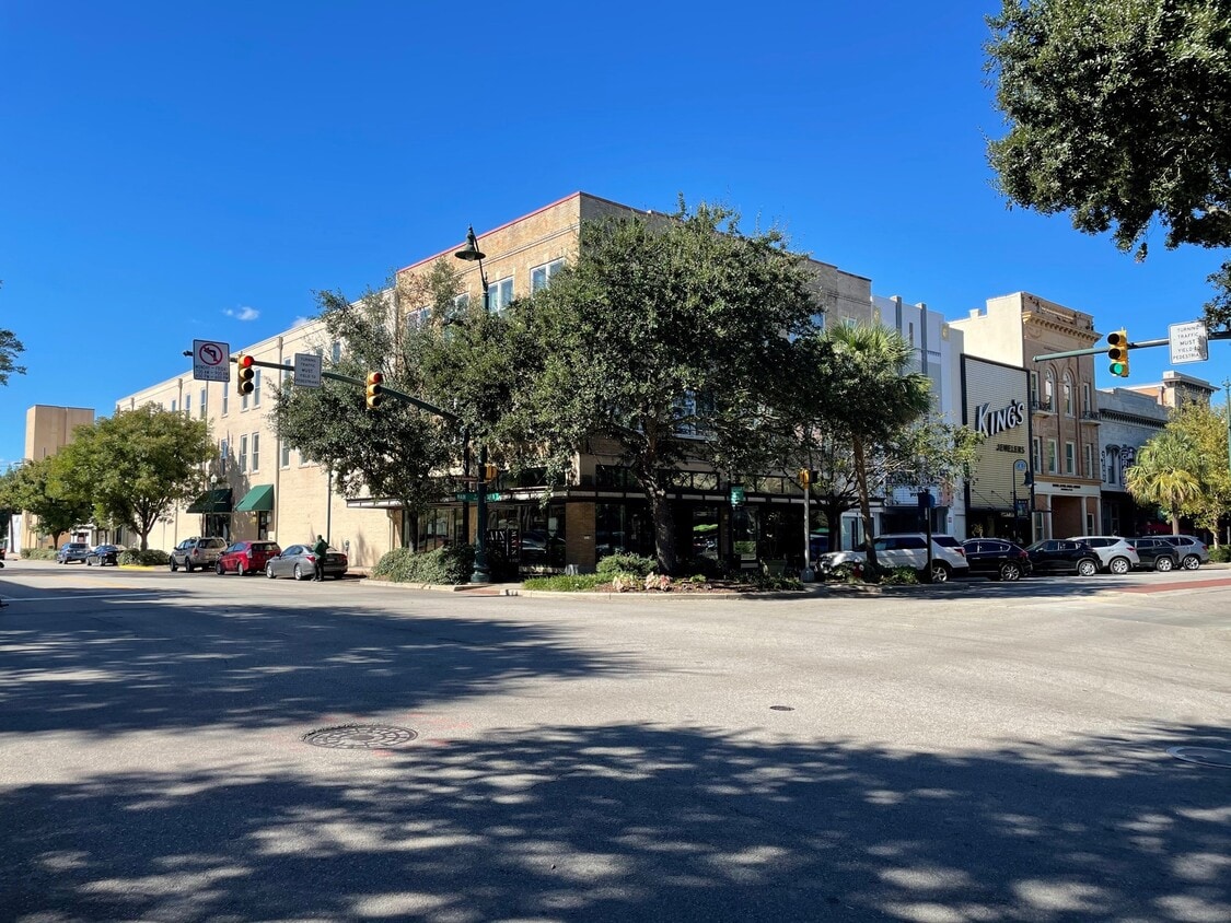 Primary Photo - Lofts at Lourie's