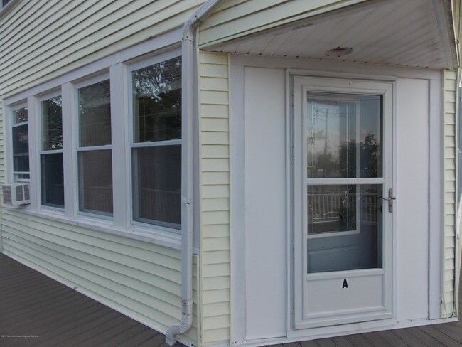 Building Photo - 729 Riverside Dr