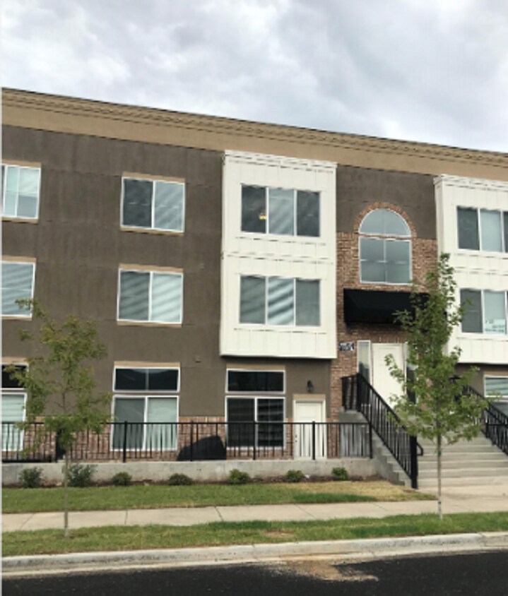 Primary Photo - Lyman Triplex