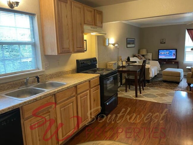 Building Photo - The best little house and close to campus!