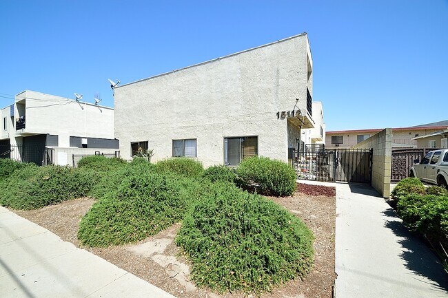 Building Photo - 15112 S Berendo Ave
