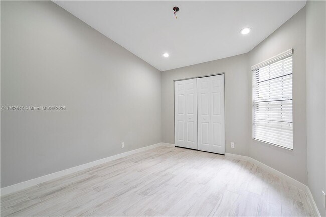 Foto del edificio - 8354 Waterford Ave