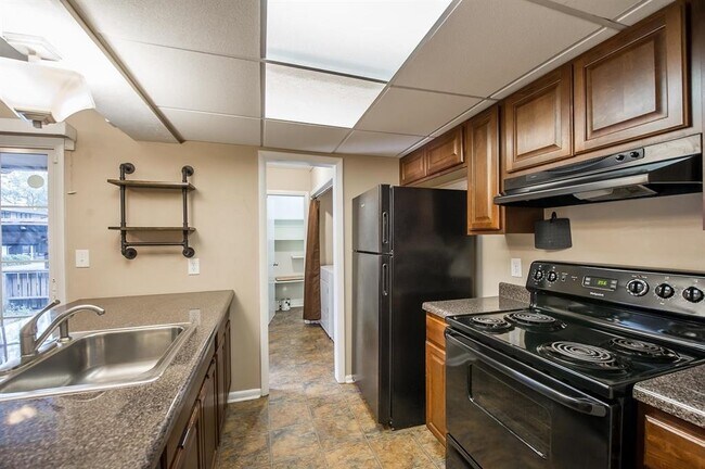 Foto del edificio - 411 Westwood Dr