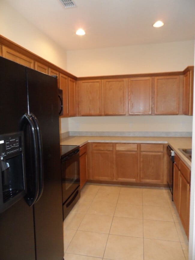 Building Photo - Beautiful Townhouse in Emerald Lake, Kissi...