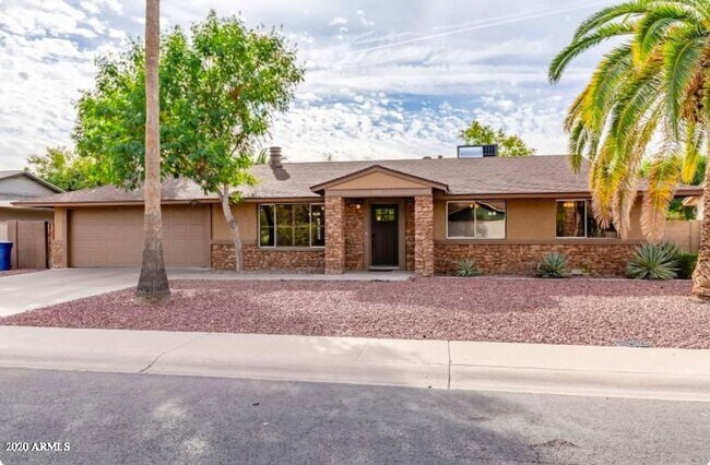 Building Photo - Beautiful Tempe home with pebbletec diving...