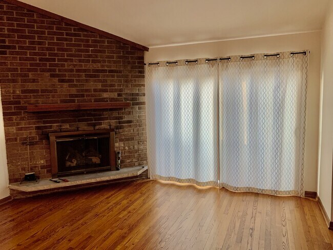 Building Photo - 1613 Old Oak Pl
