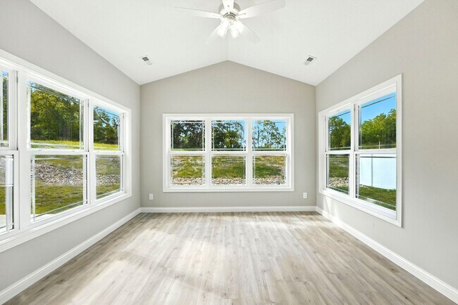 Foto del edificio - NEW LISTING - Lake James condo!!