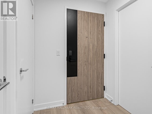 Building Photo - 1007 The Queensway