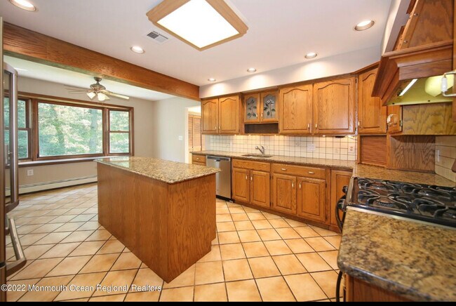 Building Photo - 136 S Lake Dr