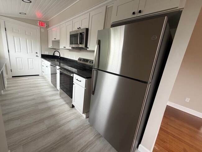 Foto del edificio - Gorgeous Newly Remodeled Upper Unit in Buckman with Washer/Dryer, A/C