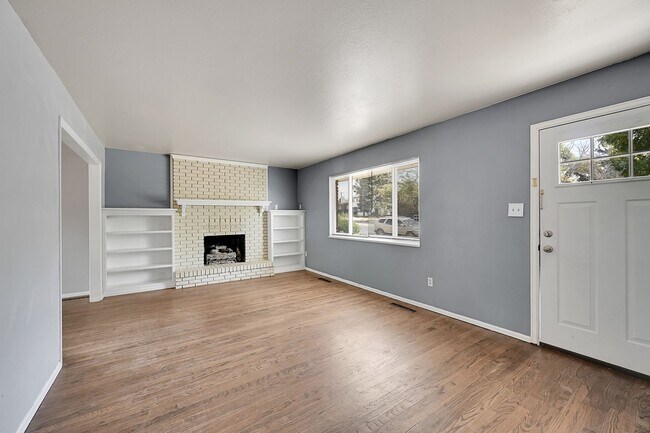 Building Photo - Charming Home Just East of Downtown!