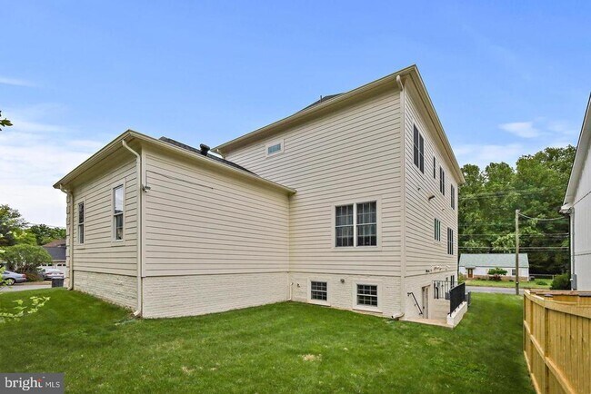 Foto del edificio - 7430 Howard Ct