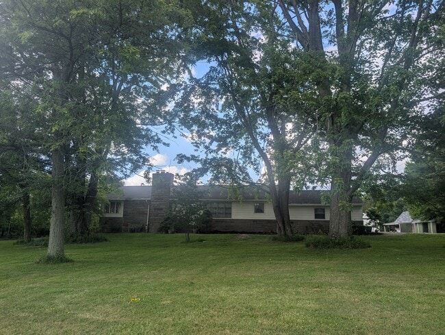 Building Photo - 225 E Mennonite Rd