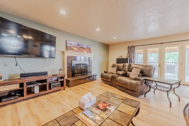 Foto del edificio - Private Room with Private Bath in Spacious...