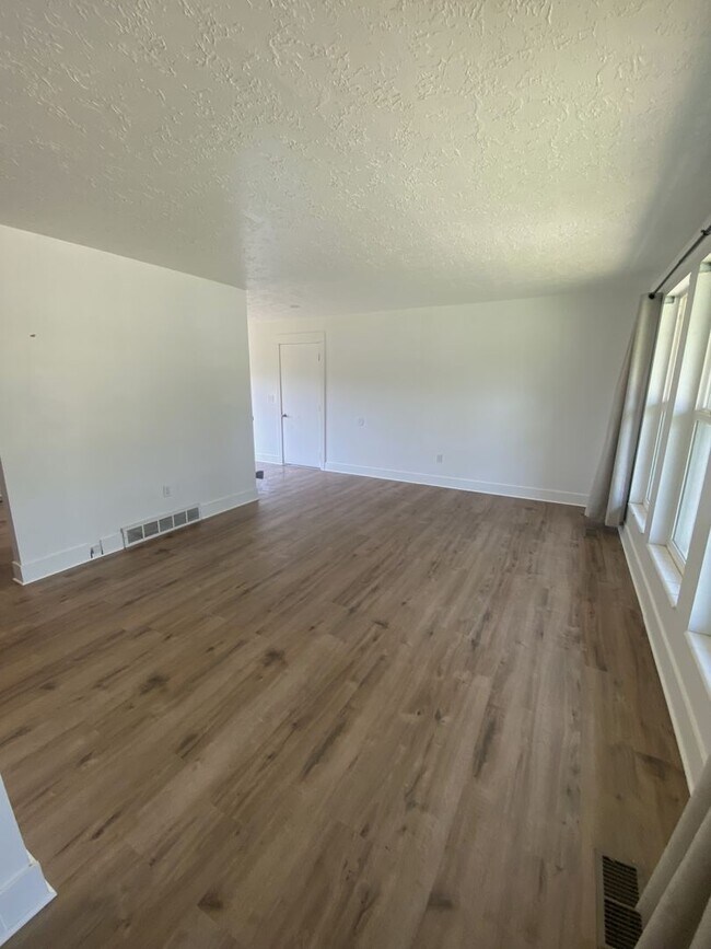 Foto del edificio - Now Leasing! 3 Weeks Free | 4 Bed, 1.5 Bat...