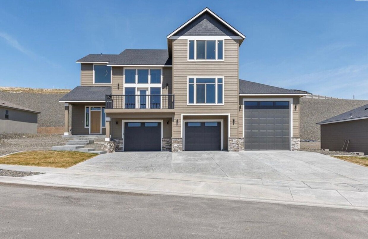 Primary Photo - Luxury 4 Bedroom Home in Southridge w/4 ca...