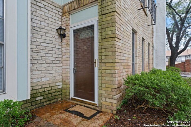 Foto del edificio - 2811 Woodbury Dr