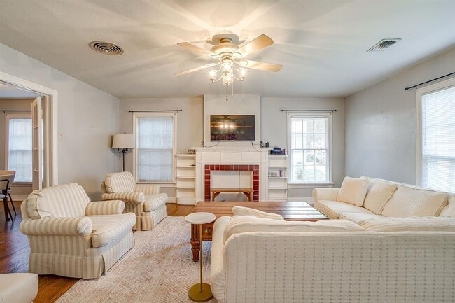 Foto del edificio - 3224 Cockrell Ave