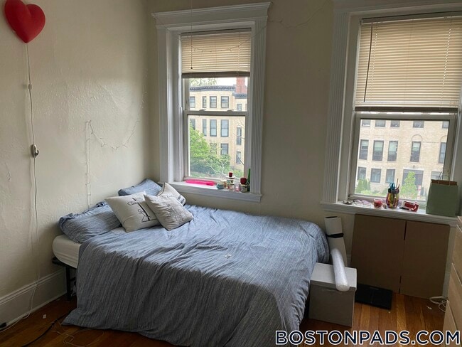 Building Photo - 463 Park Dr