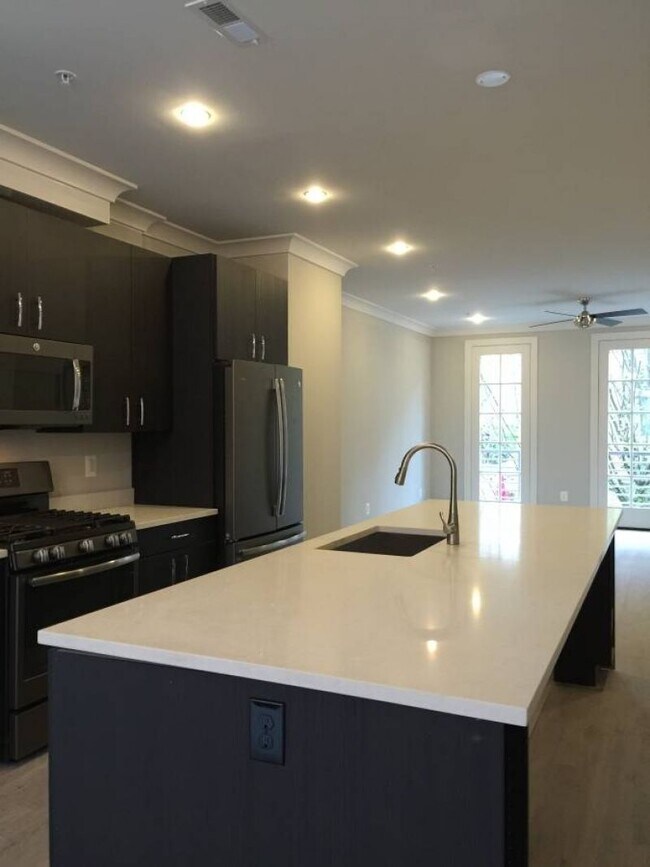 Foto del edificio - 912 N Buchanan Ct
