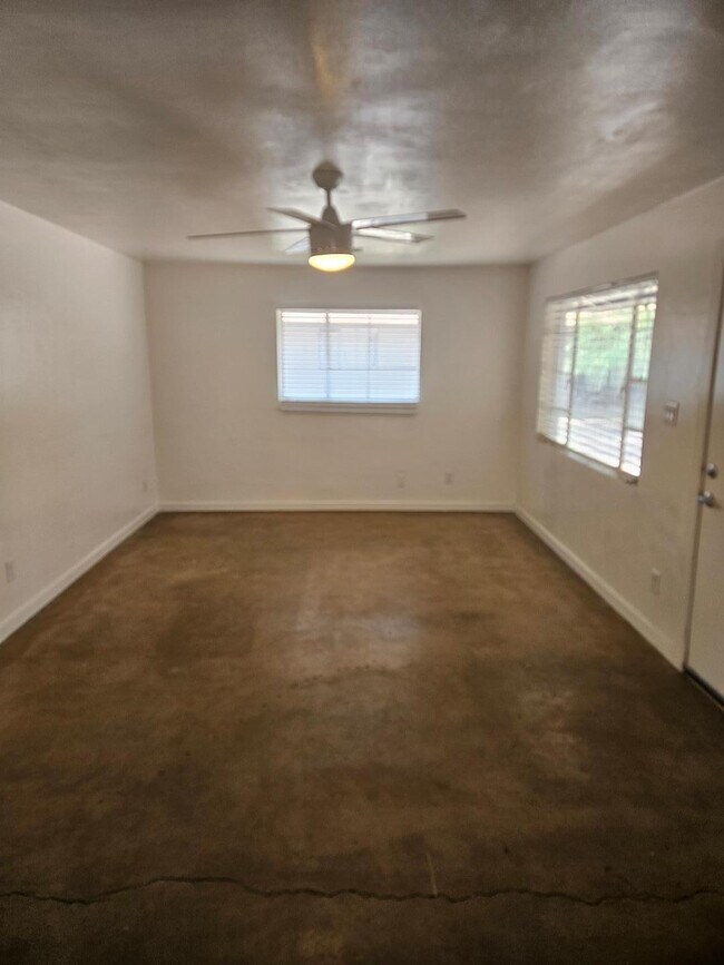 Building Photo - 802 W Turney Ave