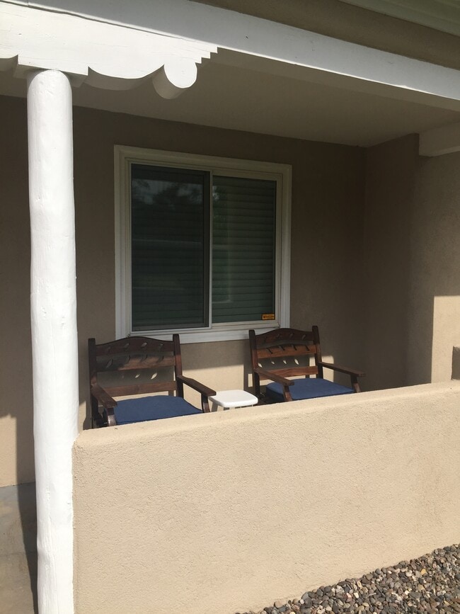 Building Photo - 709 Palomas Dr NE