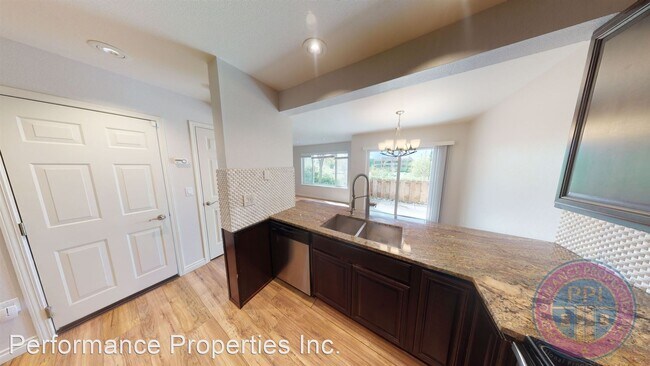 Building Photo - 2 br, 2.5 bath House - 7191 SW Sagert Stre...