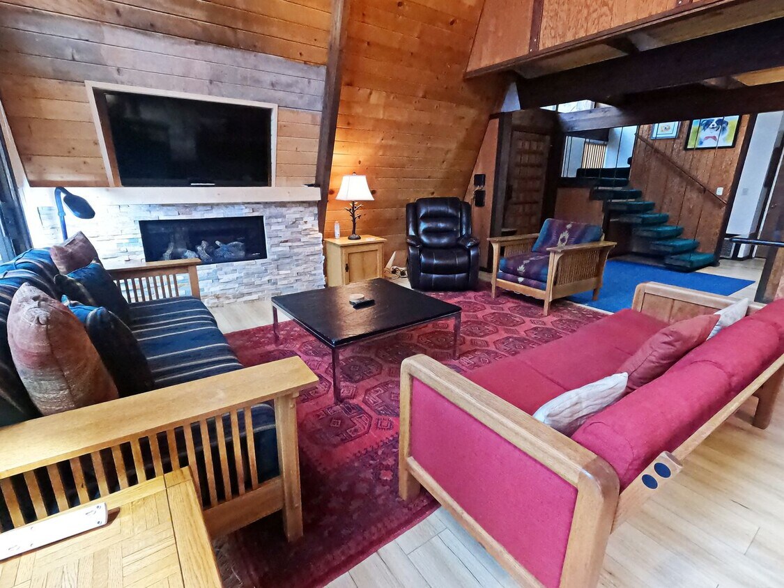Foto principal - Winter Lease - Less than half a mile to Bu...
