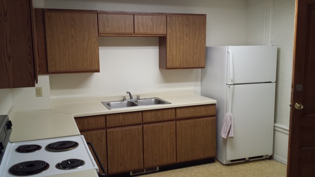 Kitchen - 916 Vine St