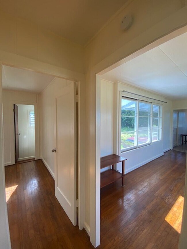 Building Photo - Classic Hilo Home