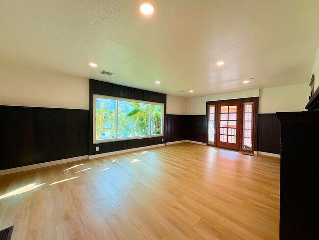 Building Photo - Charming Beach Cottage Just 7 Blocks to Ocean Beach with Private Yard & Garage