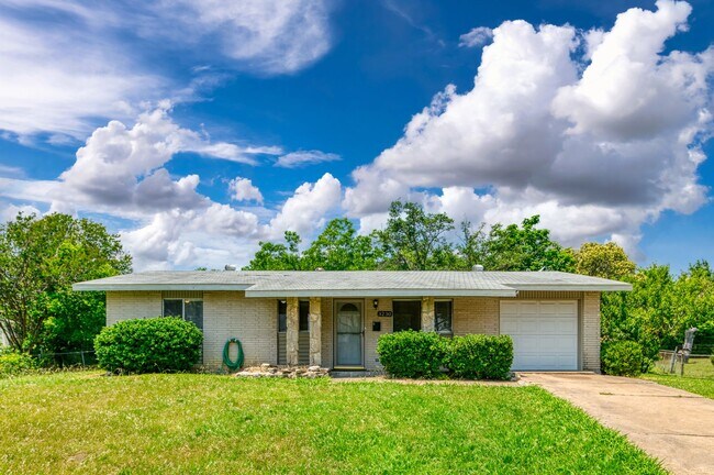 Building Photo - 3230 Ridgeview Cir