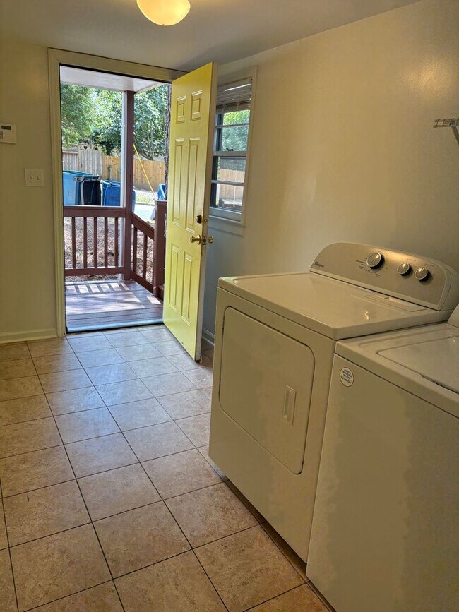 Foto del edificio - Spacious Renovated Lakewood Duplex with All Appliances! Walk to Restaurants and Coffee!