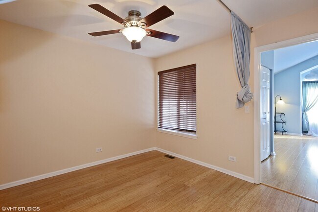 Foto del edificio - 1560 N St Marks Pl